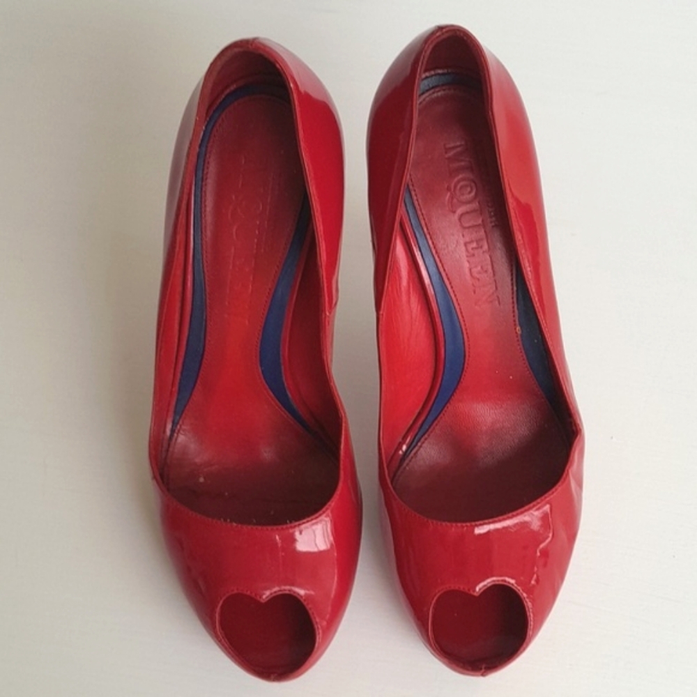 Alexander McQueen Lucy Peep toe pumps in Love Red Size 38